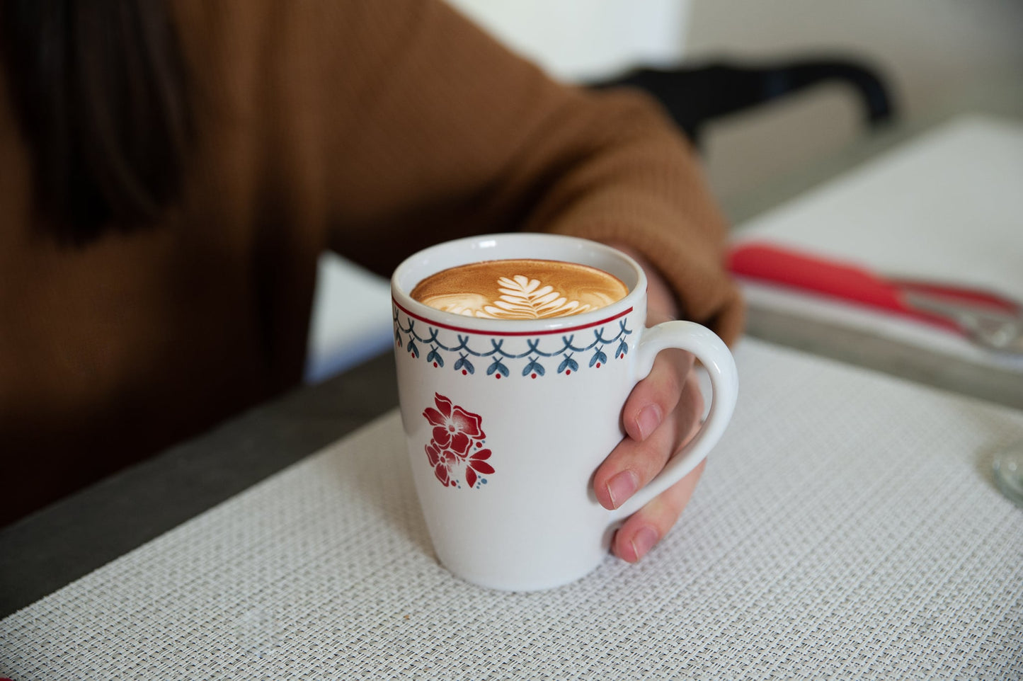 Arktischer weißer Becher mit Blumendekor, 300 ml