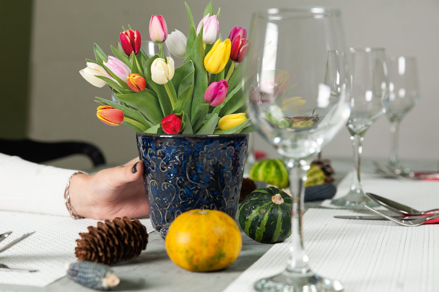 Reaktív sötétkék edények, azték elemekkel díszített domborművel, 10 cm