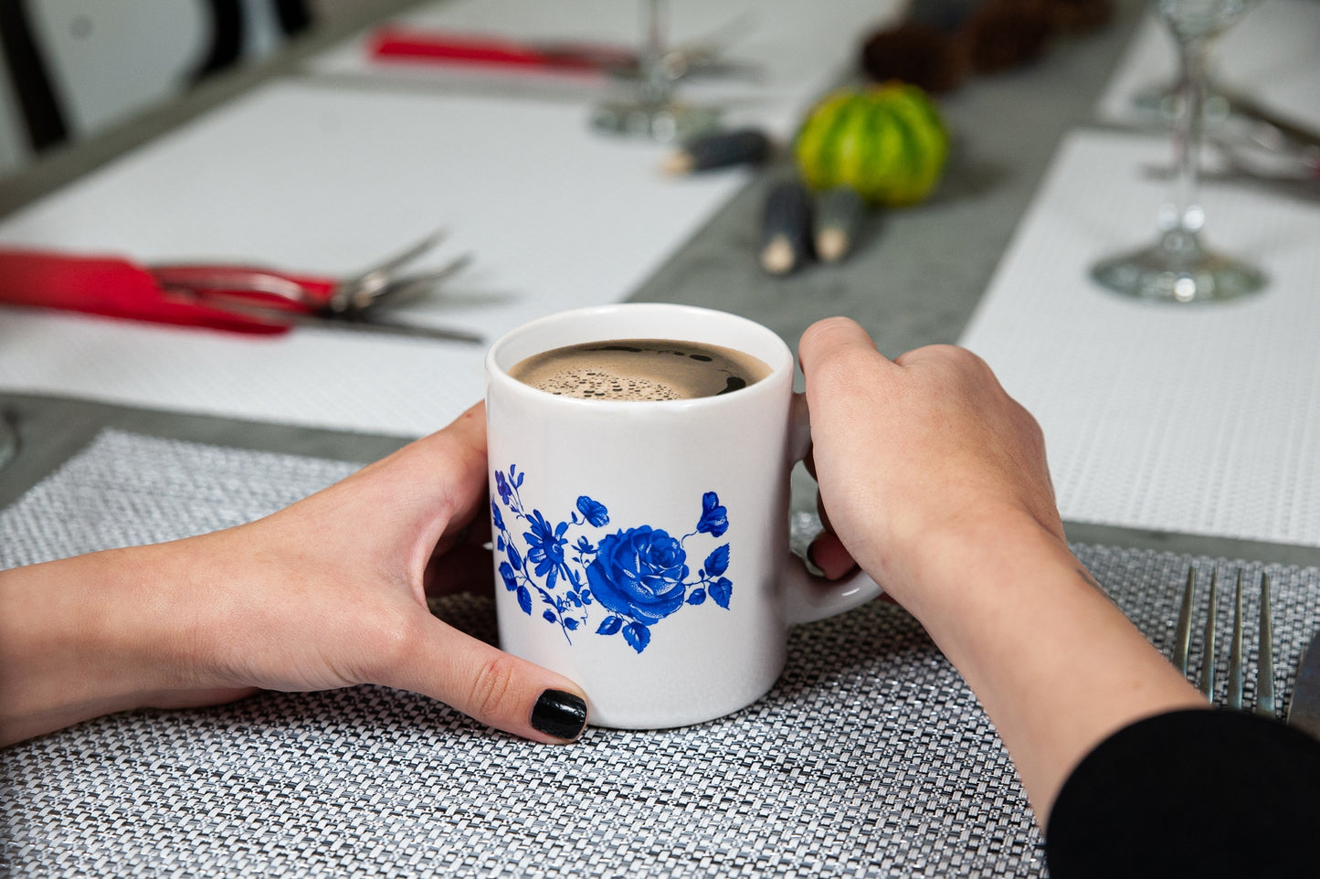 Arktischer weißer Becher mit blauem Rosendekor, 260 ml