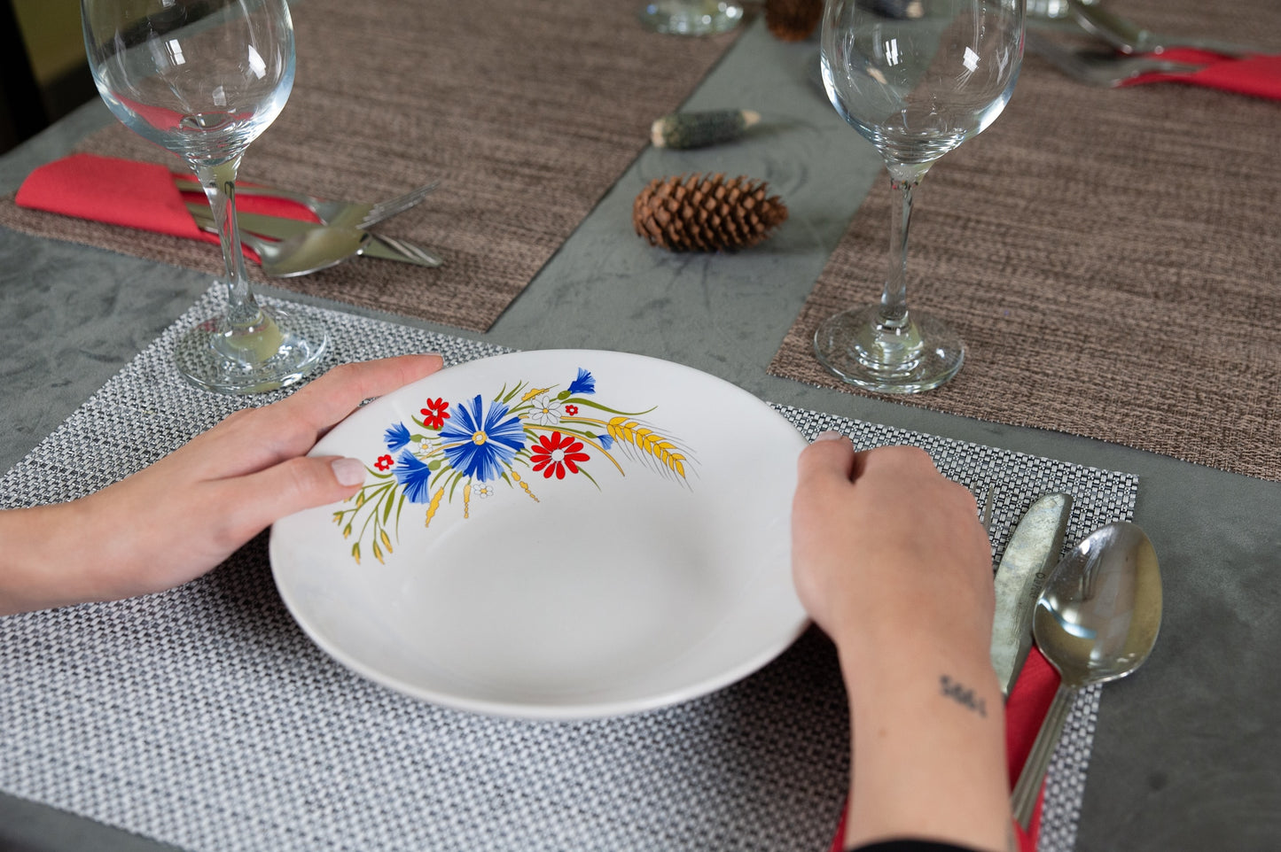 Deep plate decorated with blue and red flowers and ears of wheat, 22 cm, Arctic White