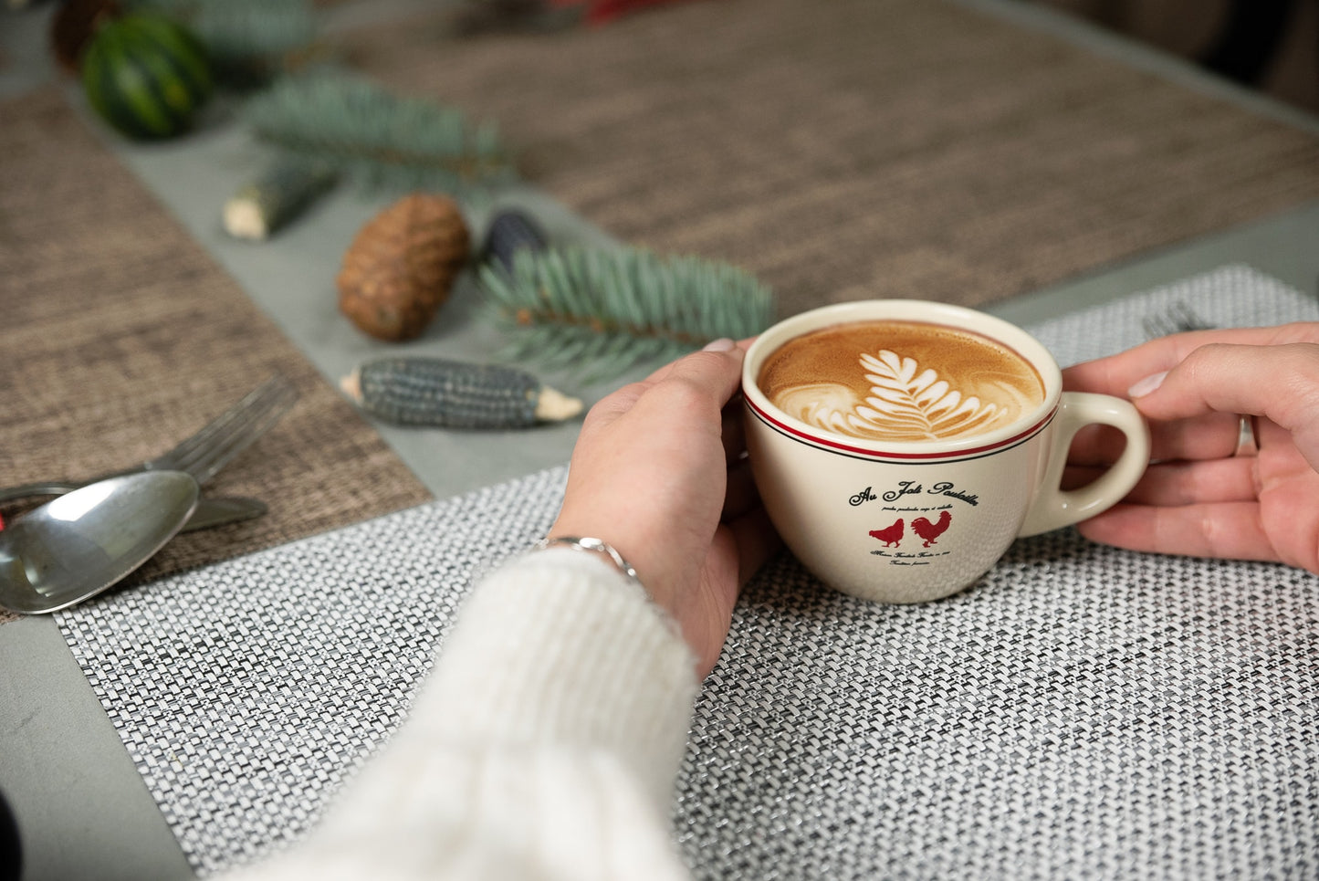 Crem Ivoire kávésbögre piros tyúk díszítéssel, 160 ml