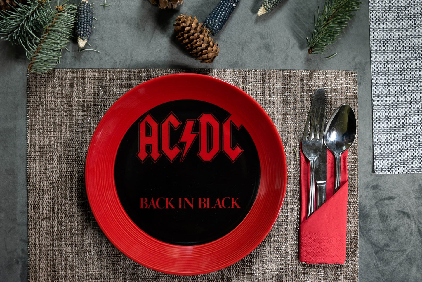 Удължена чиния с ACDC декорация 26см наситено червено