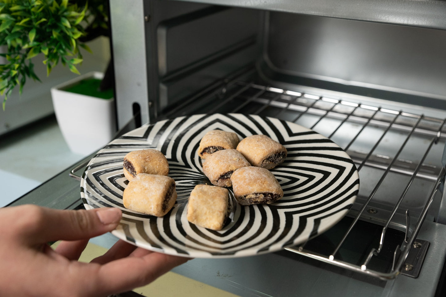 12-piece plate set, for 4 people, Hawaii, Cesiro, White Ivoire decorated with black leaves