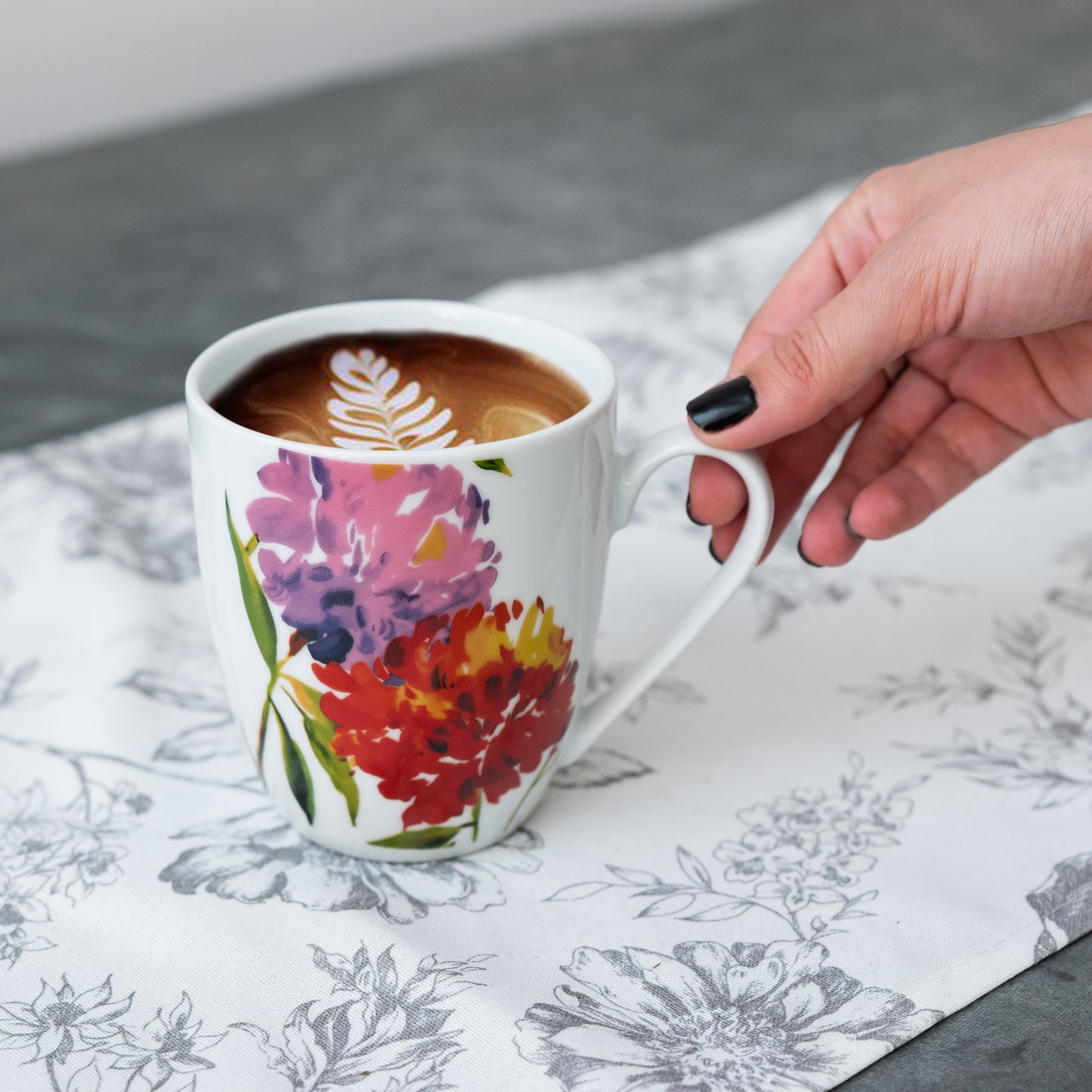 Juego de 6 tazas de porcelana con flores rojas y moradas de Cesiro