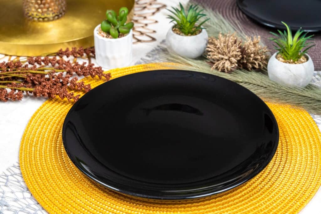 Set of 4 flat plates: Versatility and Style in Gloss Black