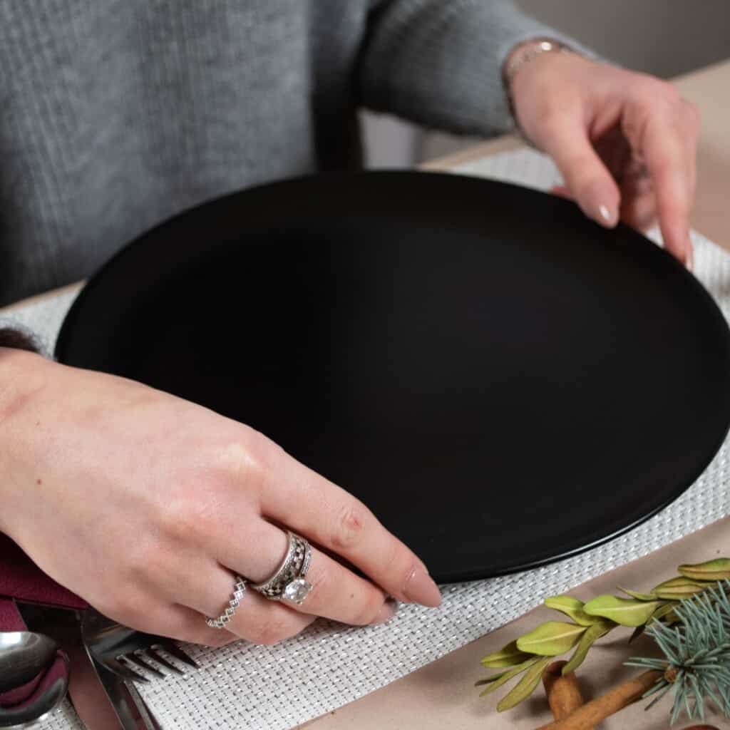 Set of 4 flat plates: Refinement in Matte Black Colors