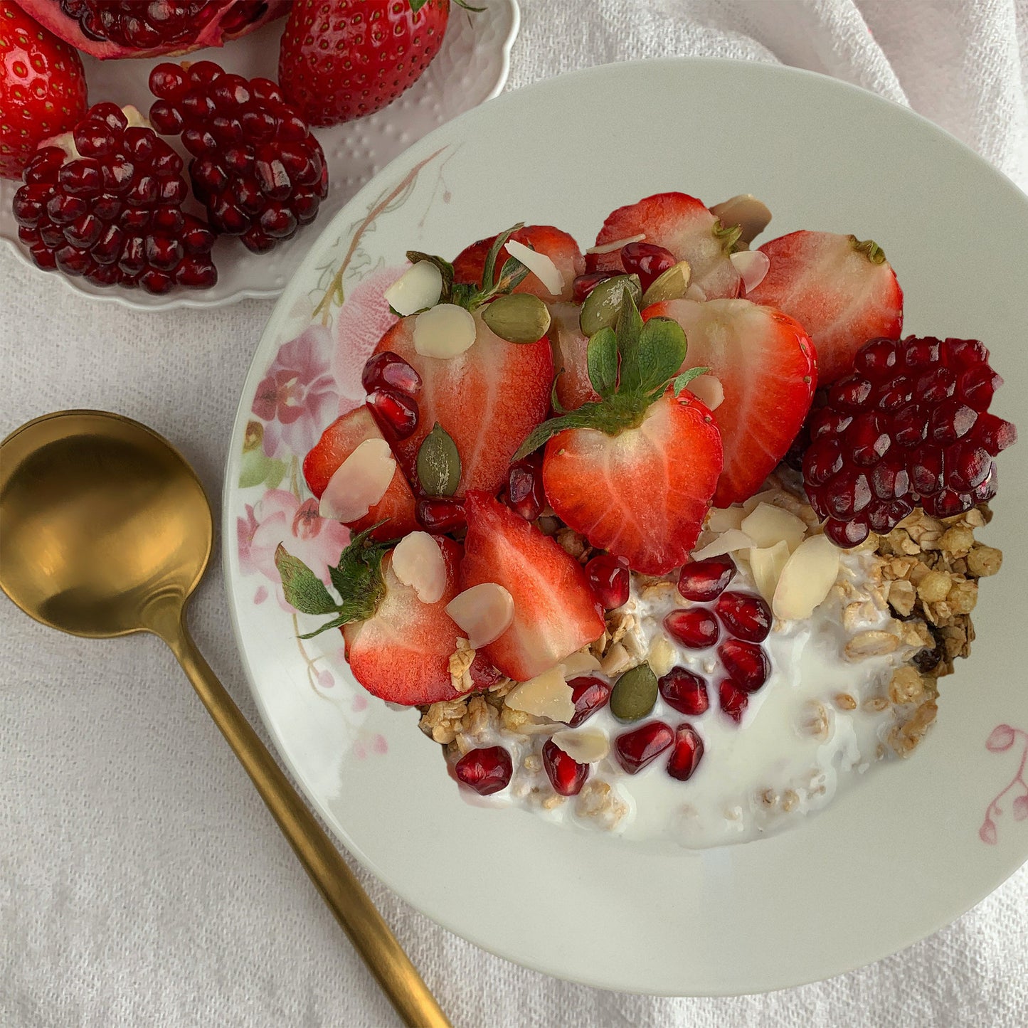 Table service, 4 people, 9 pieces, cream cup, deep plate, heat-resistant tray, Porcelain decorated with Orchids