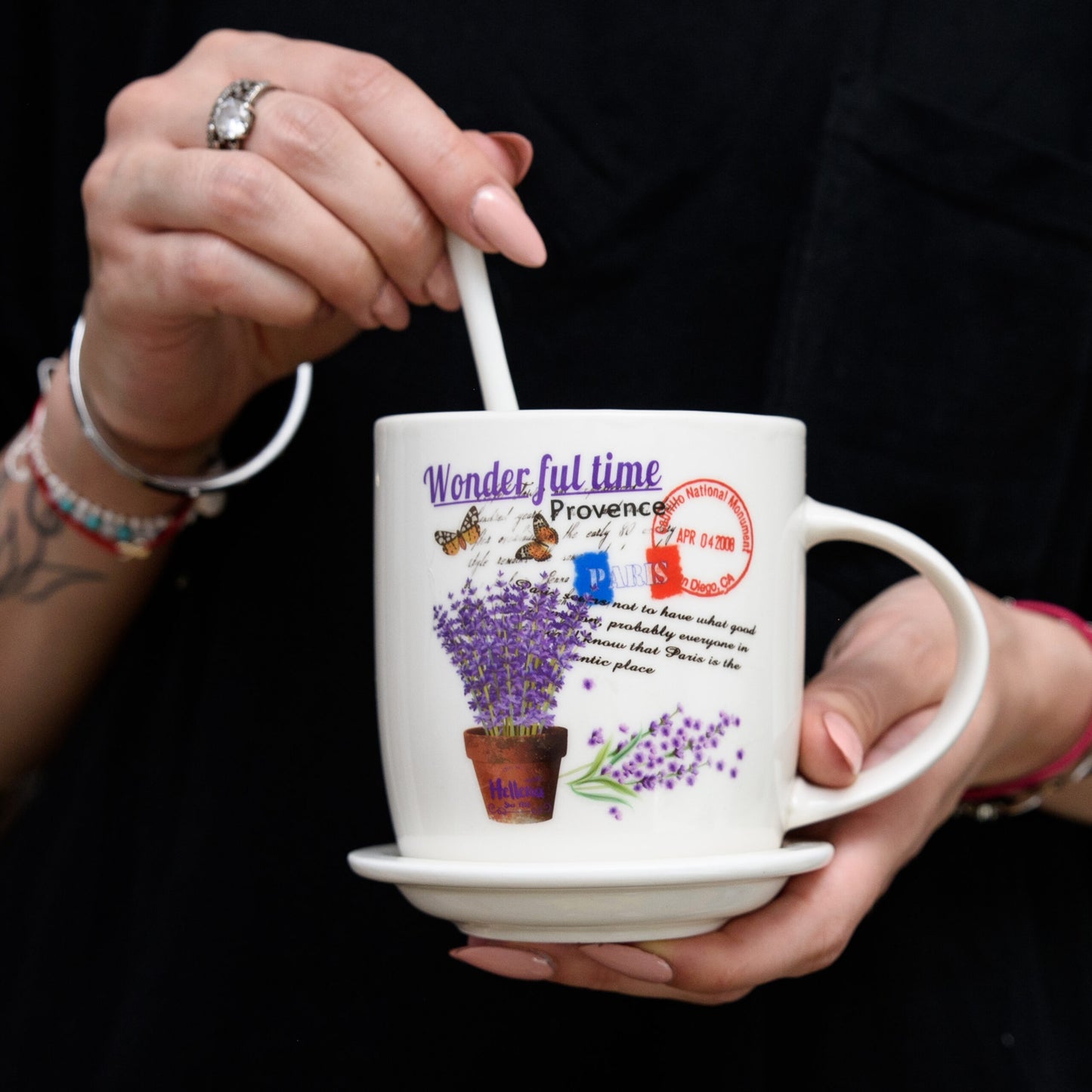 Tazza con piattino e cucchiaino, 350 ml, bianca con motivo vaso di lavanda