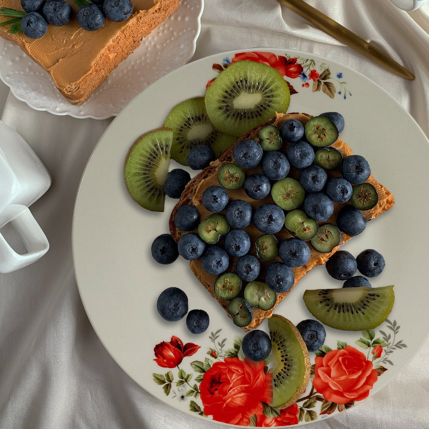 Table set, 4 people, 9 pieces, orange mug, extended plate, heat-resistant tray, Porcelain decorated with red roses