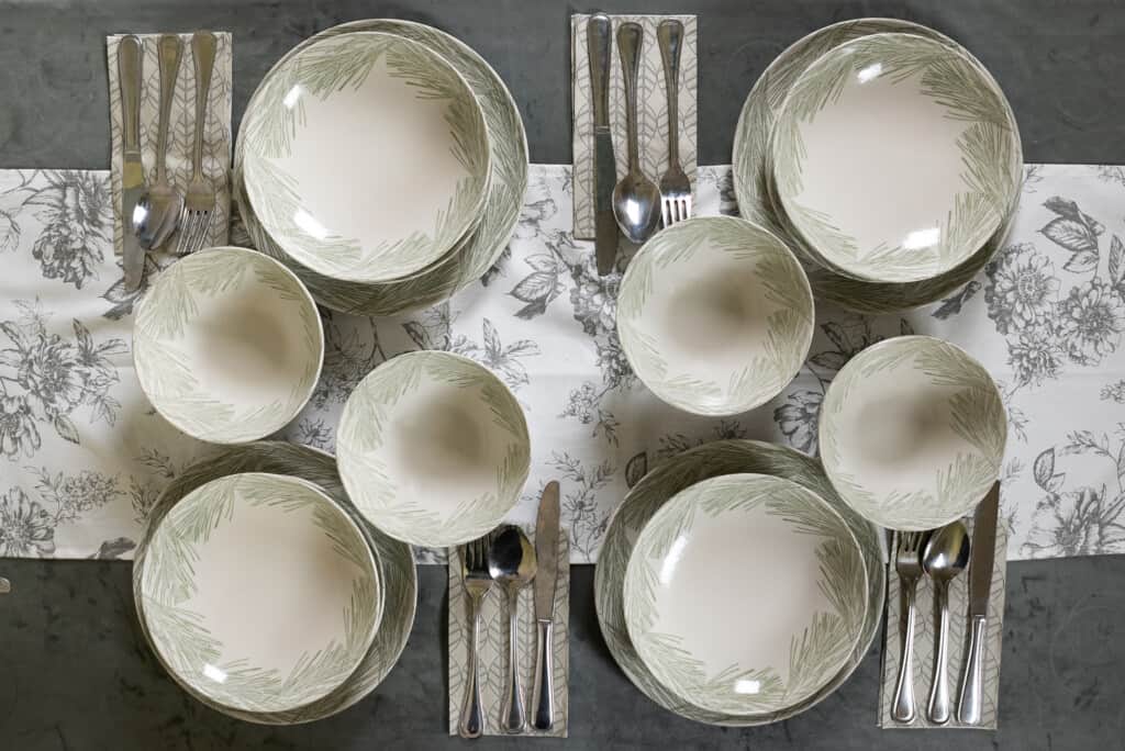 Dinner set for 4 people, with deep plate and bowl, Round, Glossy Ivory decorated with pine needles