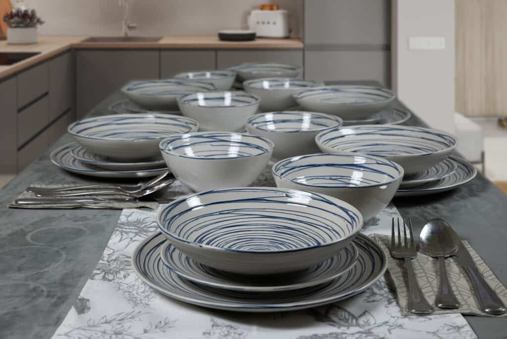 Set de cină pentru 6 persoane, cu farfurie adâncă și bol, rotund, fildeș lucios, decorat cu spirală albastră