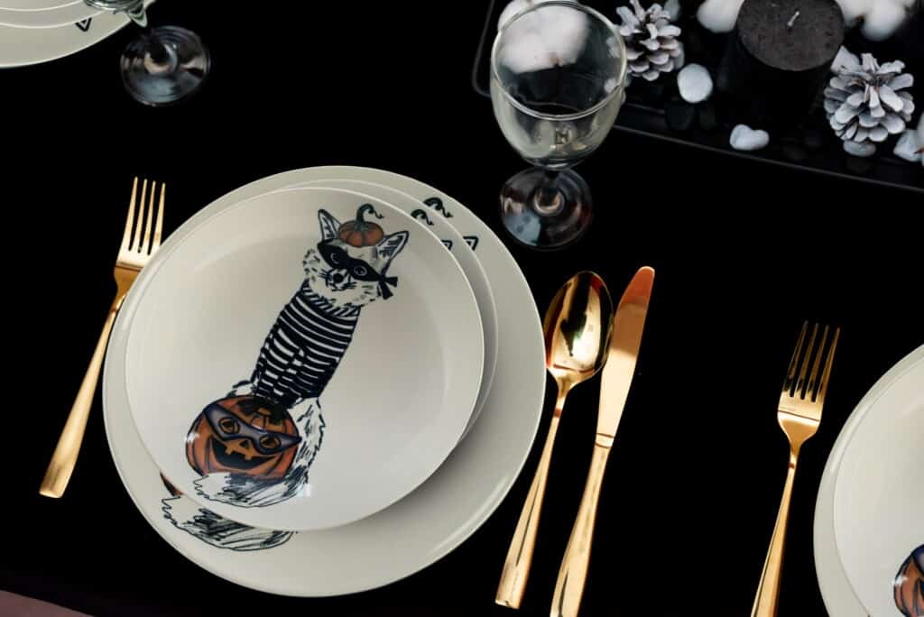 Set de cină pentru 6 persoane, cu farfurie adâncă, rotundă, alb lucios, decorată cu pisica Thief