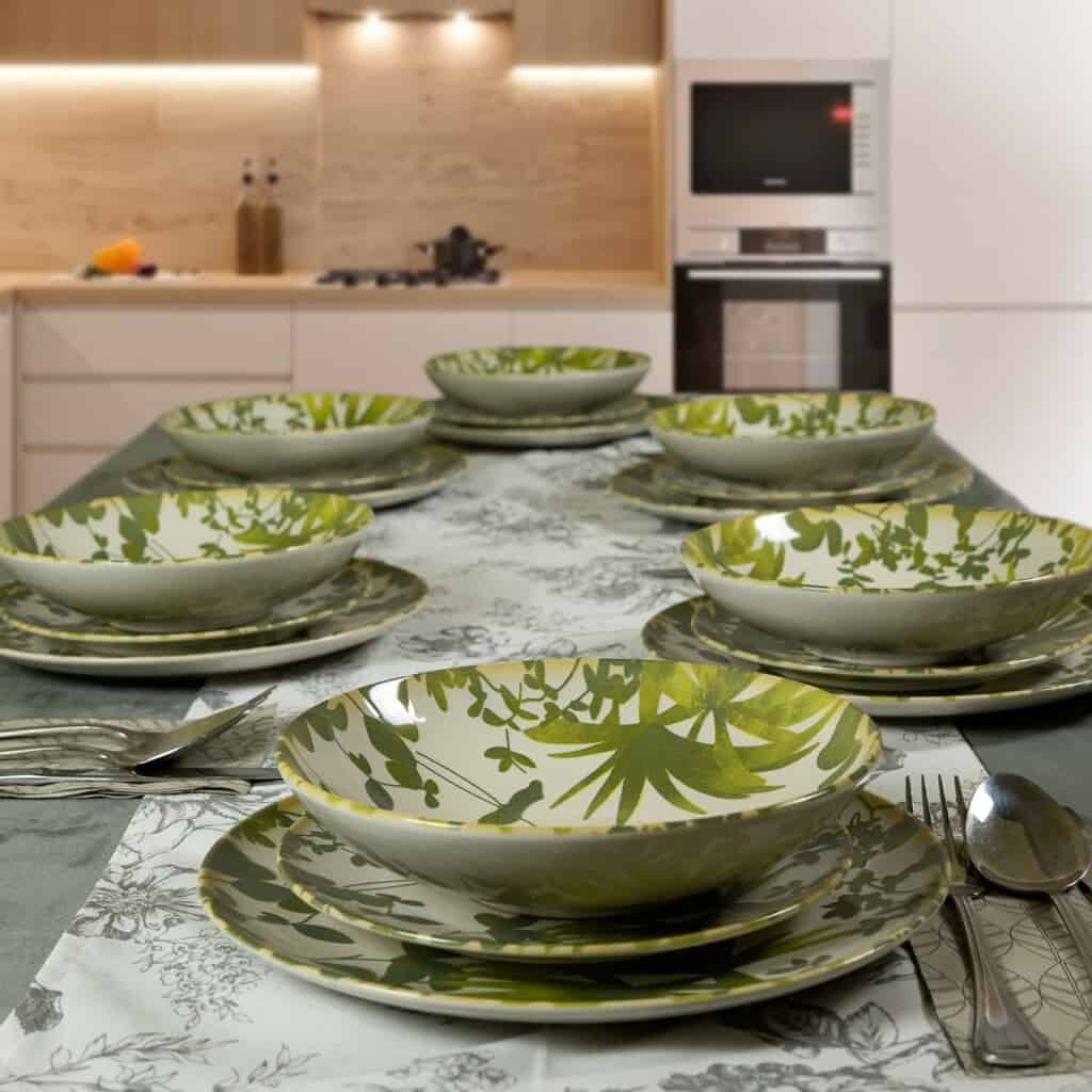Set de masă pentru 6 persoane, cu farfurie adâncă, rotundă, fildeș lucios, decorată cu frunze verzi