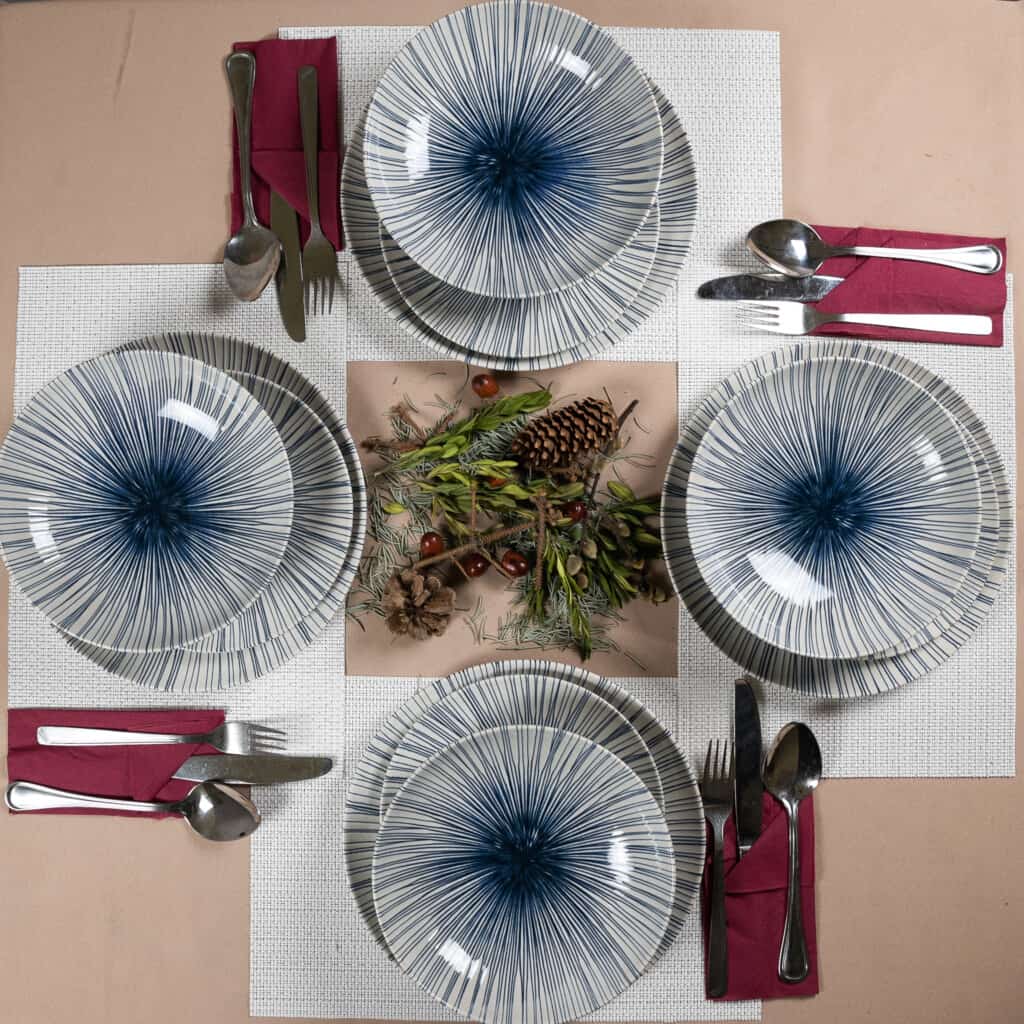 Set de cină pentru 4 persoane, cu farfurie adâncă, rotundă, fildeș lucios, decorată cu linii albastre