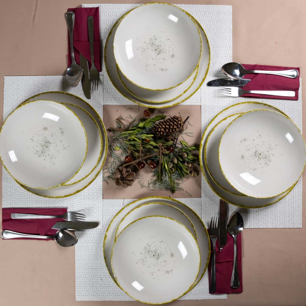 Set de cină pentru 4 persoane, cu farfurie adâncă, rotundă, fildeș lucios, decorată cu margine aurie