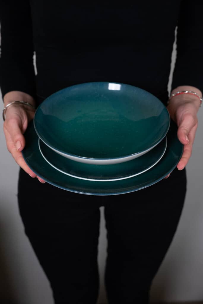 Dinner set for 4 people, with deep plate, Round, Glossy Ivory/Dark Turquoise