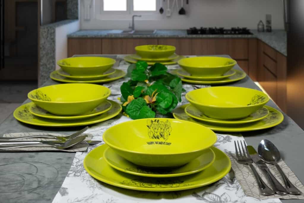 Set de masă pentru 6 persoane, rotund, verde lucios, decorat cu Happy Woman Day