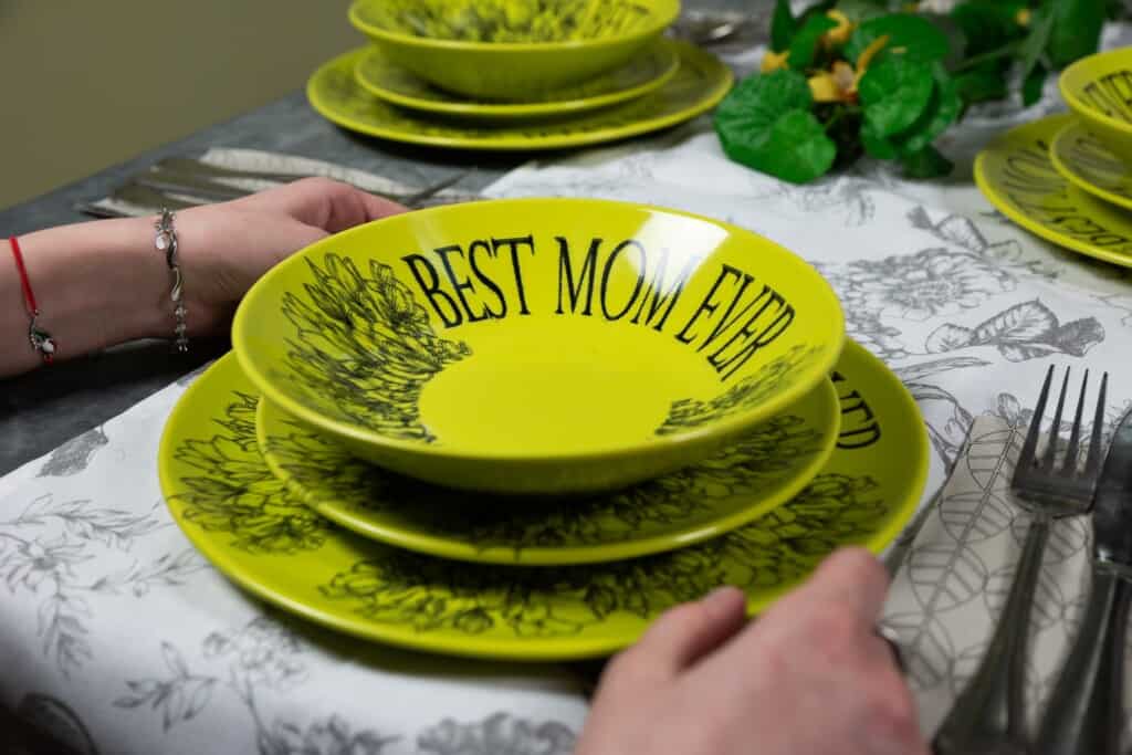 Set de cină pentru 6 persoane, rotund, verde lucios, decorat cu Best Mom ever