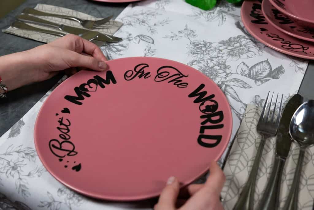 Dinner set for 6 people, Round, Glossy Pink decorated with Best Mom in the world
