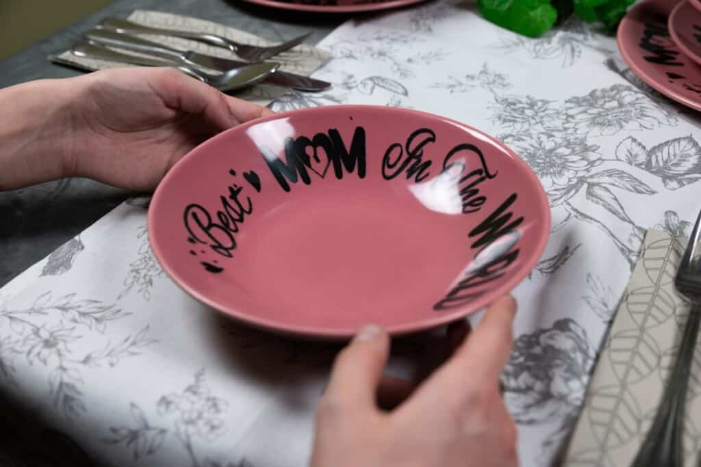 Dinner set for 6 people, Round, Glossy Pink decorated with Best Mom in the world