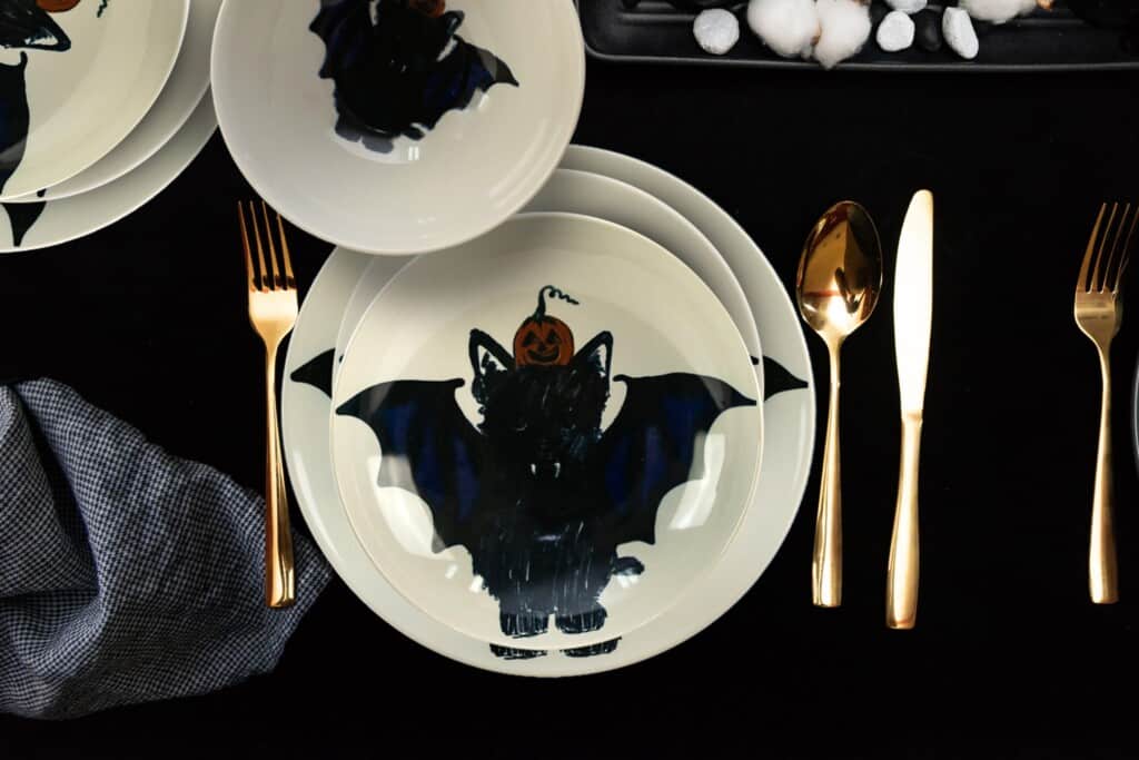 Set de cină pentru 6 persoane, cu farfurie adâncă, rotundă, alb lucios, decorată cu Batkitty