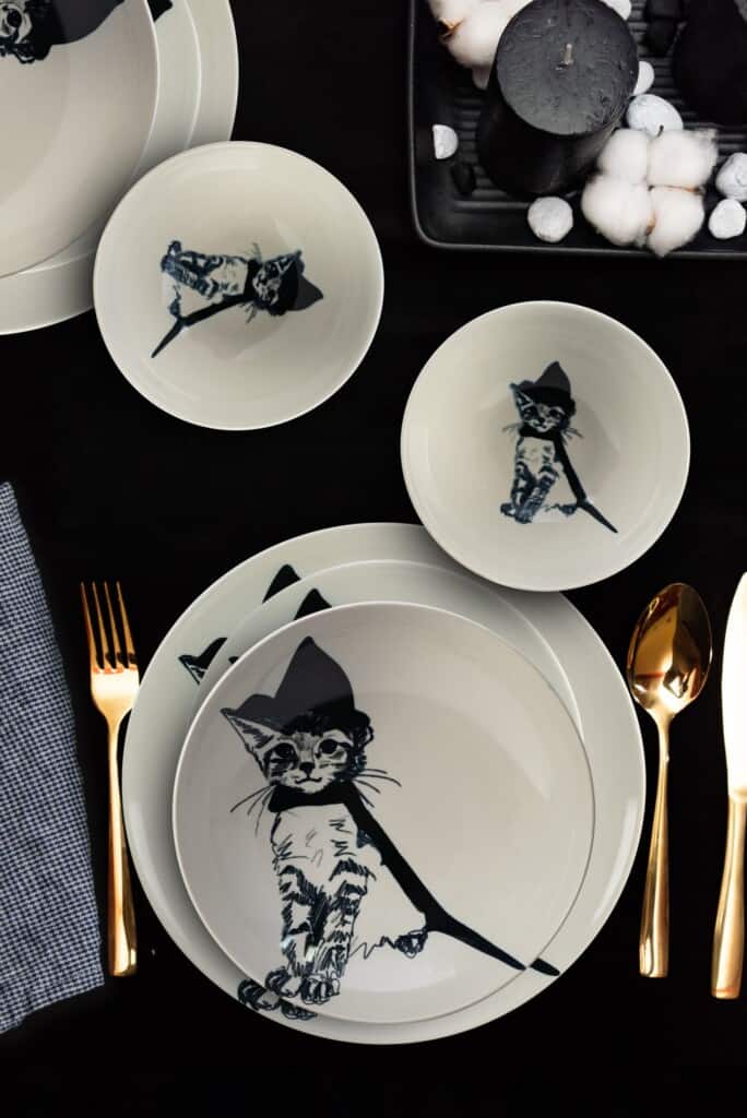 Set de cină pentru 4 persoane, cu farfurie adâncă, rotundă, alb lucios, decorată cu pisica vrăjitoare
