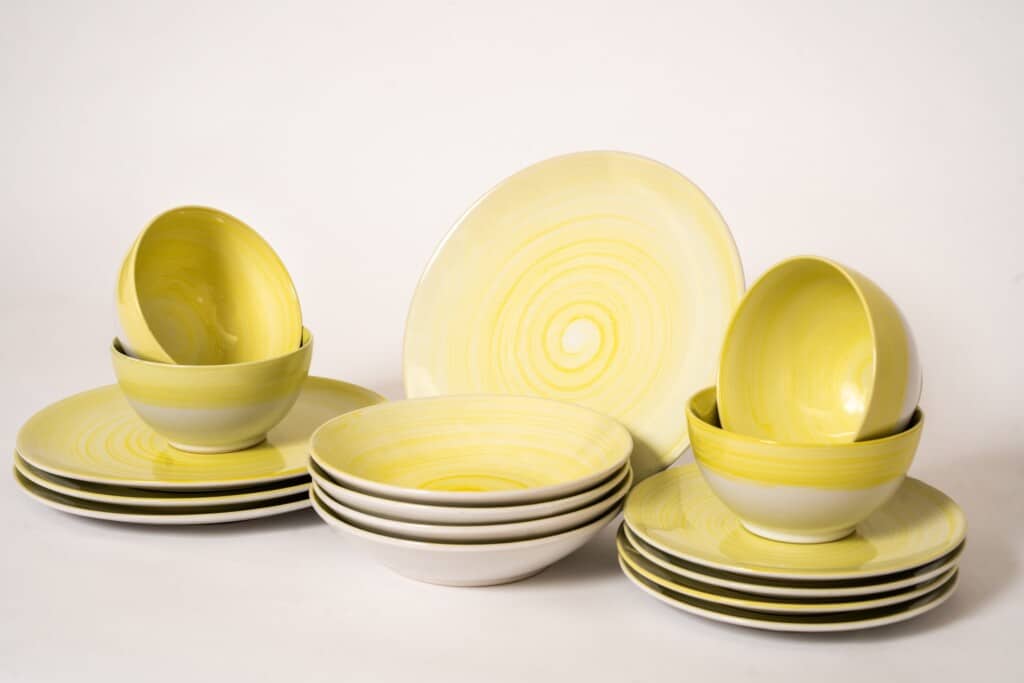 Set de masă pentru 4 persoane, alb lucios, decorat cu spirală galbenă