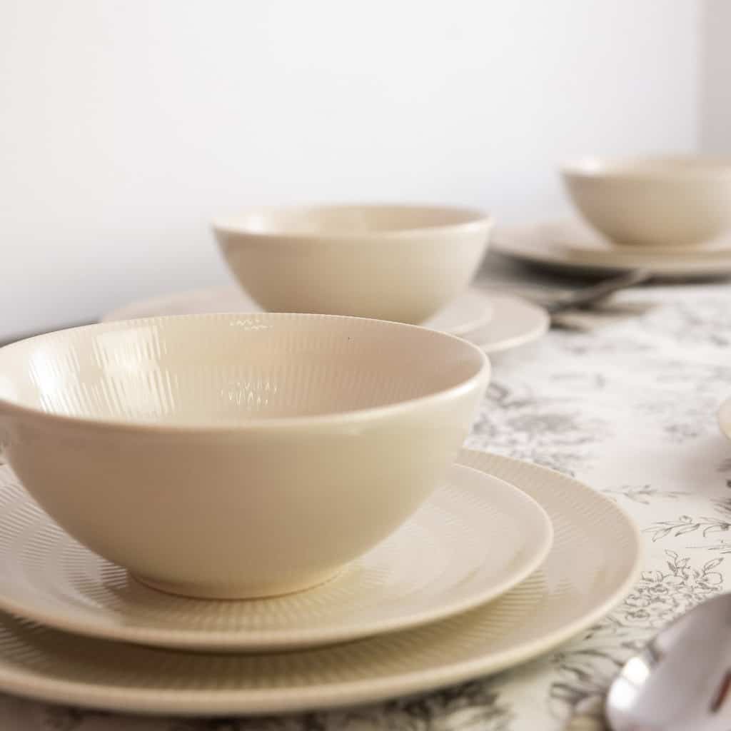 Dinner set for 4 people, with bowl, Round, Glossy Ivory decorated with white lines