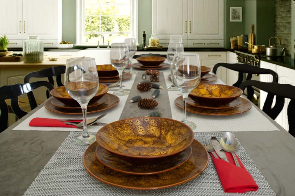 Dinner set for 6 people, Glossy Brown decorated with yellow clouds