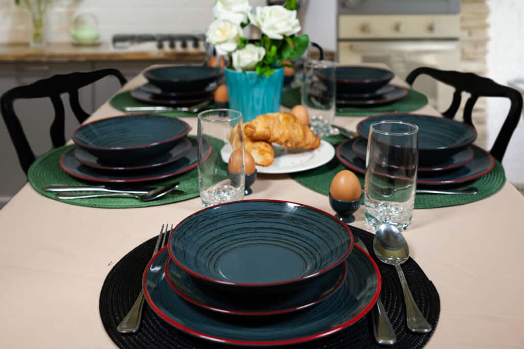 Set de cină pentru 6 persoane, gri lucios, decorat cu linii frânte și margine roșie