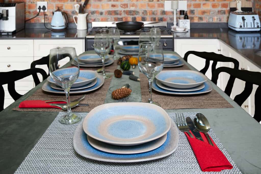 Set de masă pentru 6 persoane, negru lucios, decorat cu cercuri albastre/maro