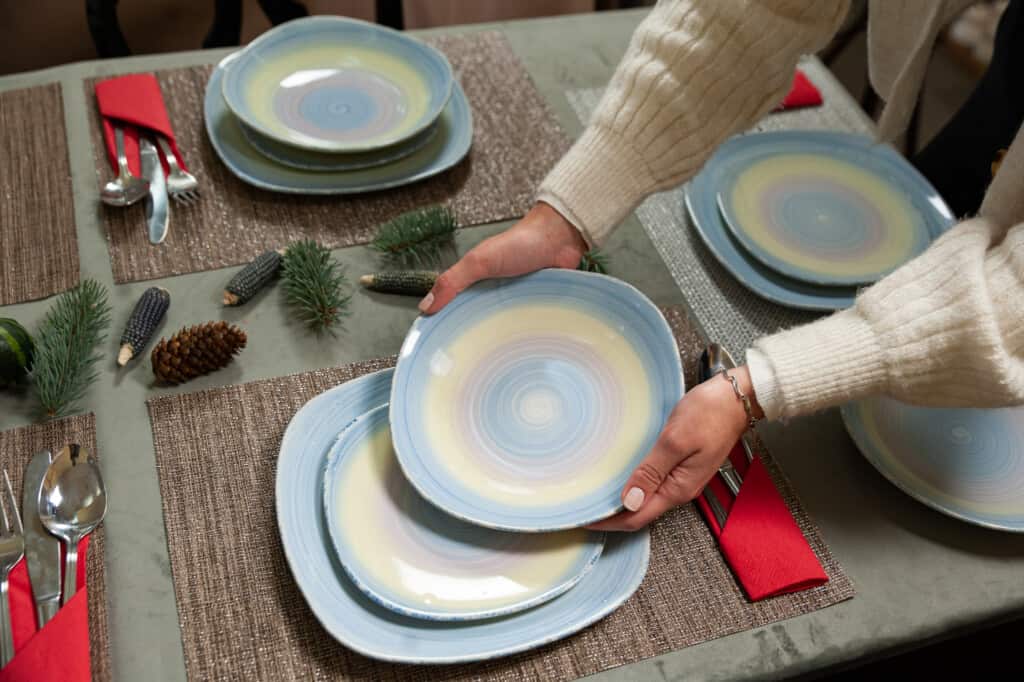 Set de cină pentru 6 persoane, alb lucios, decorat cu spirală albastră/verde/roz