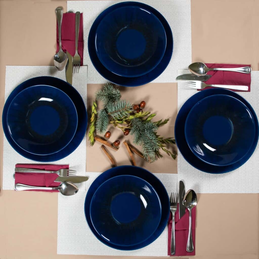 Set de cină pentru 4 persoane, cu farfurie adâncă, rotundă, albastru închis lucios, decorată cu raze de soare