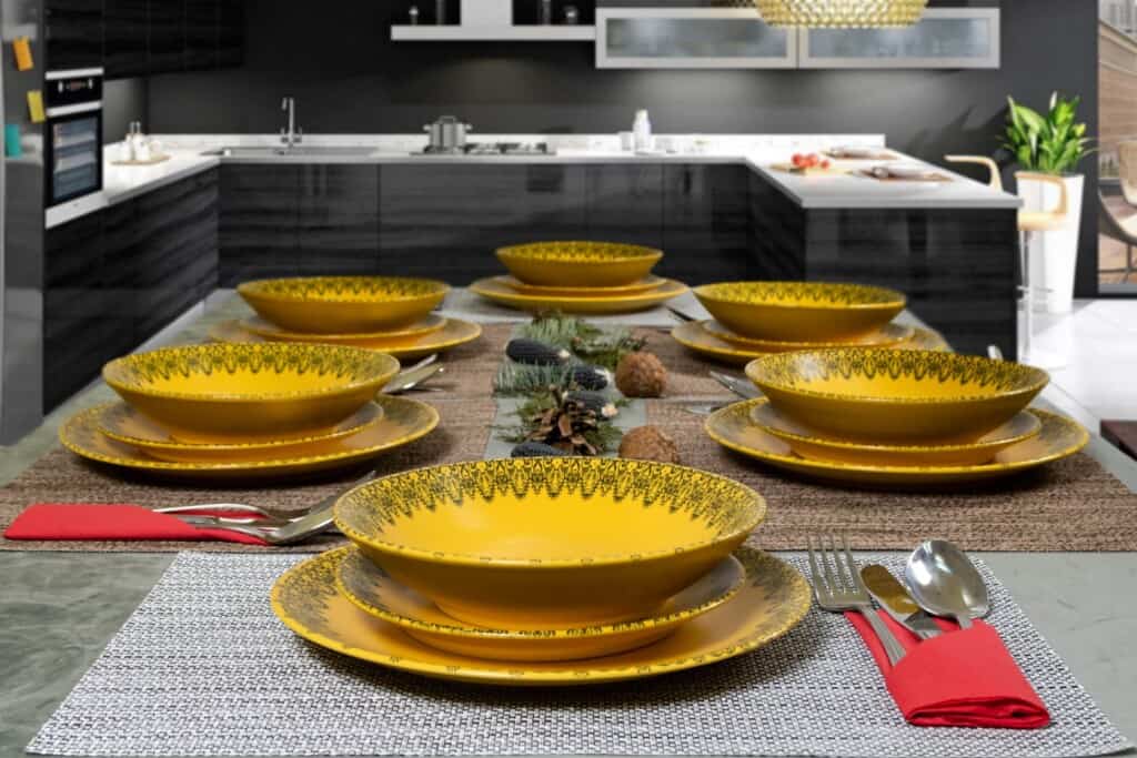 Set de masă pentru 6 persoane, cu farfurie adâncă, rotundă, galben mat, decorată cu dantelă
