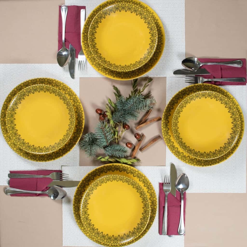 Set de masă pentru 4 persoane, cu farfurie adâncă, rotundă, galben mat, decorată cu dantelă