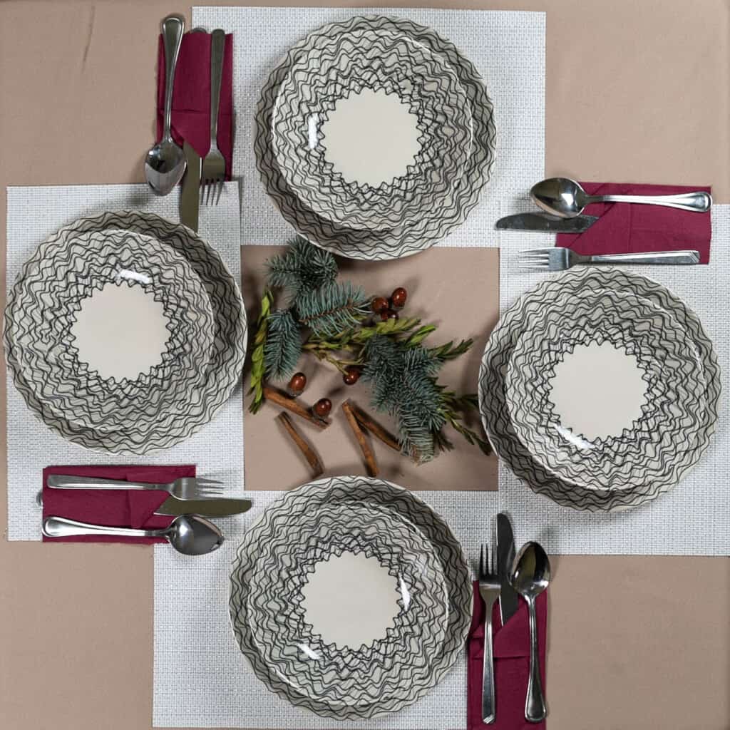 Set de cină pentru 4 persoane, cu farfurie adâncă, rotundă, fildeș lucios, decorată cu linii ondulate