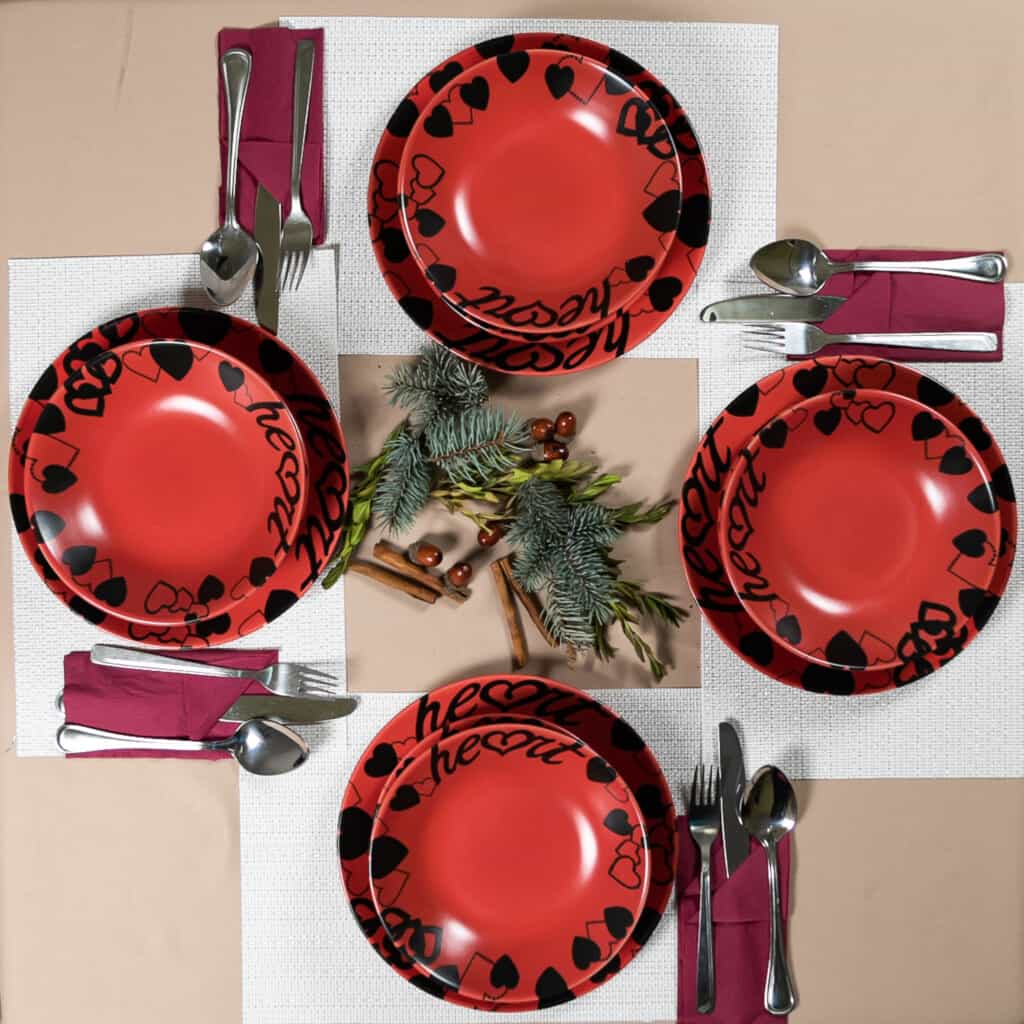 Set de cină pentru 4 persoane, cu farfurie adâncă, rotundă, roșu mat, decorată cu inimă