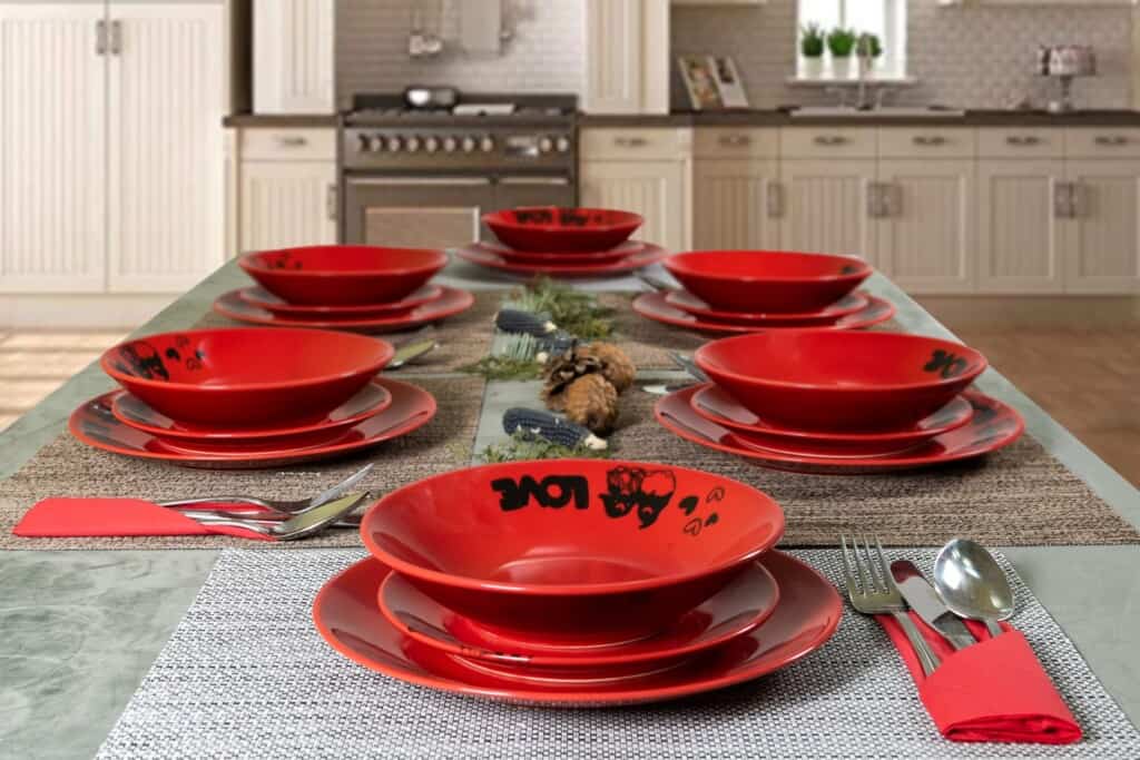 Set de masă pentru 6 persoane, cu farfurie adâncă, rotundă, roșu lucios, decorată cu pitici de dragoste