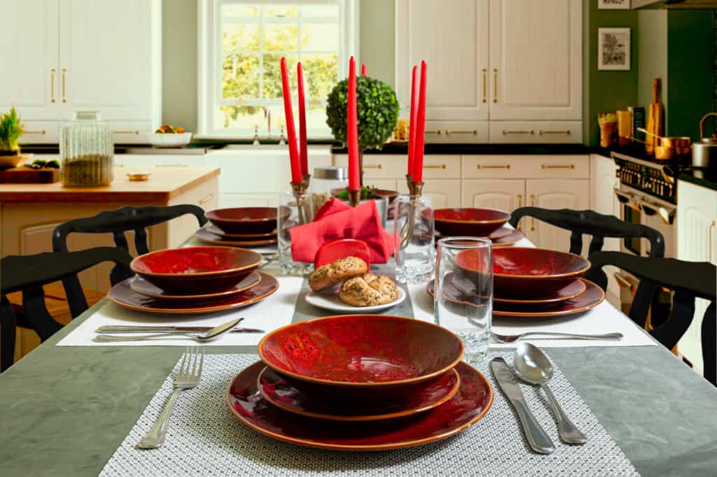 Set de cină pentru 6 persoane, maro lucios, decorat cu craci roșii
