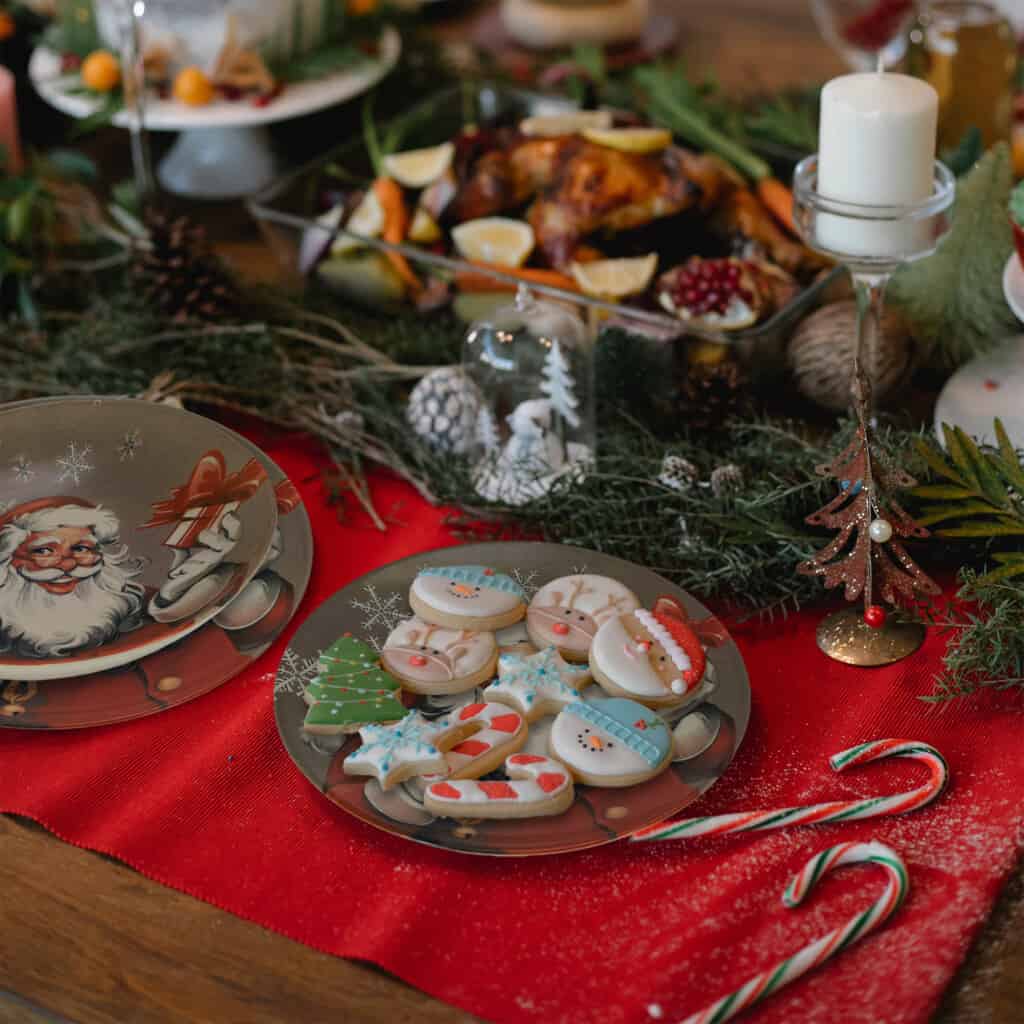 Set de masă pentru 6 persoane, rotund, gri lucios, decorat cu Moș Crăciun