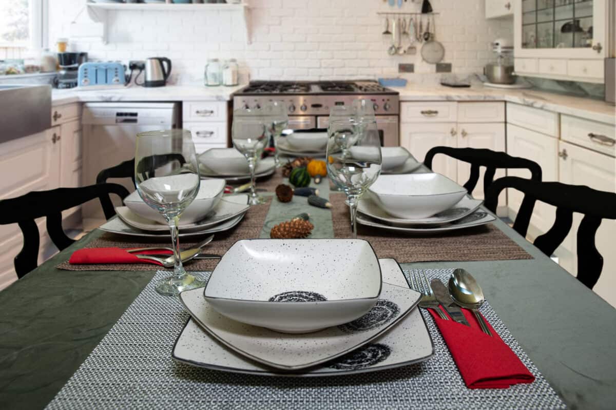 Dinner set for 6 people, Cesiro, Arctic White with roses and black dots